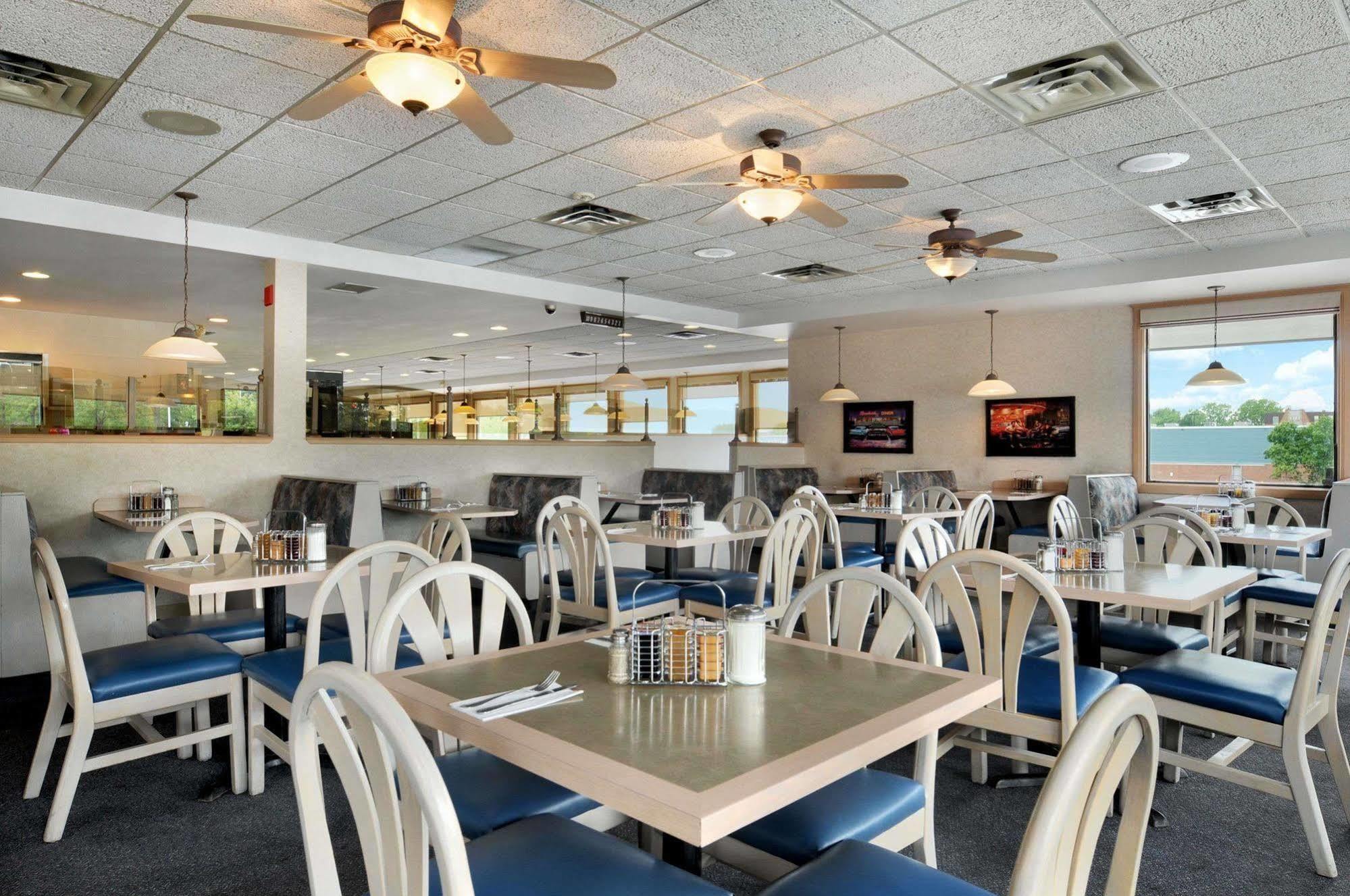 Days Inn By Wyndham Niagara Falls Lundys Lane Extérieur photo